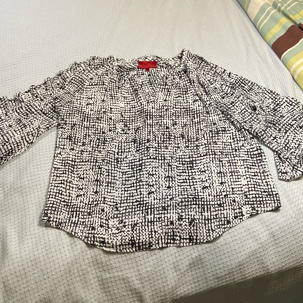 Pullover Cold Shoulder Blouse By Jennifer Lopez Brand Euc